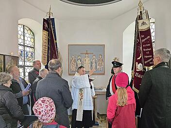 Der Pfarrer Bernhard Friedmann segnet die sanierte Kapelle in Steinsdorf.