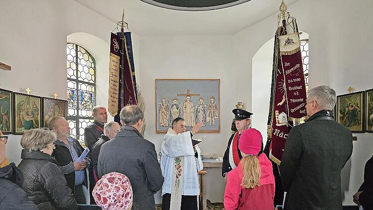 Der Pfarrer Bernhard Friedmann segnet die sanierte Kapelle in Steinsdorf.