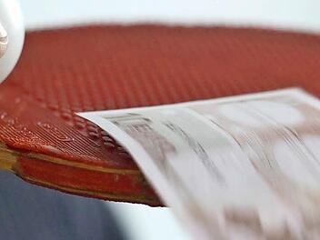 Ein Teil der im Tischtennis-Sport anfallenden Ordnungs-Gebühren dient künftig der Verbands-Finanzierung. Zu Lasten der Kreise. Doch so viel Geld ist es nicht, dass den heimischen Vereinen quasi vom Schläger fällt. Foto: Jürgen Schmitt