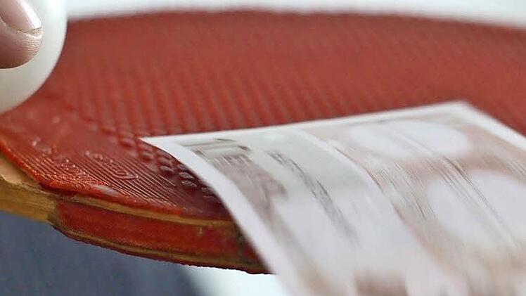 Ein Teil der im Tischtennis-Sport anfallenden Ordnungs-Gebühren dient künftig der Verbands-Finanzierung. Zu Lasten der Kreise. Doch so viel Geld ist es nicht, dass den heimischen Vereinen quasi vom Schläger fällt. Foto: Jürgen Schmitt