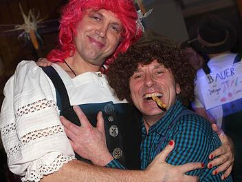 Hans Borchert (links), Handballtrainer der TS Lichtenfels, hat als fesche Maid bei "Bauer sucht Frau" sein Glück gefunden. Fotos: Klaus Gagel