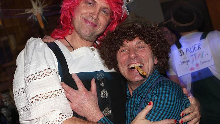 Hans Borchert (links), Handballtrainer der TS Lichtenfels, hat als fesche Maid bei "Bauer sucht Frau" sein Glück gefunden. Fotos: Klaus Gagel