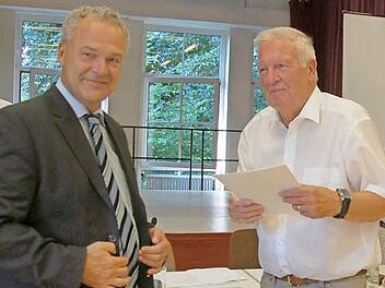 Oberbürgermeister Frank Rebhan überreichte Jürgen Petrautzki (rechts) die Urkunde mit der Ernennung zum Altbürgermeister. Foto: Rainer Lutz