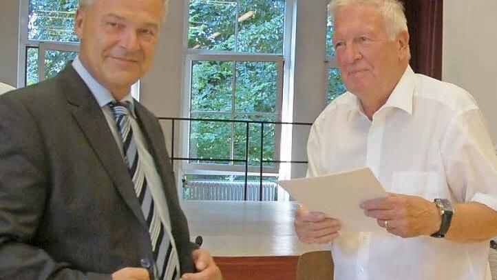 Oberbürgermeister Frank Rebhan überreichte Jürgen Petrautzki (rechts) die Urkunde mit der Ernennung zum Altbürgermeister. Foto: Rainer Lutz