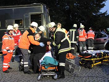 Auch der Busfahrer konnte gerettet werden. Notfallseelsorger und Rettungskräfte übernehmen die weitere Betreuung. Foto: Mariell Dörrschmidt