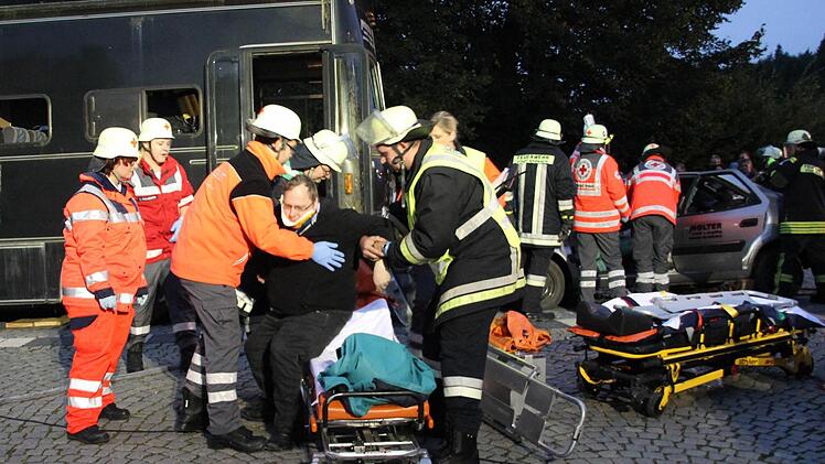 Auch der Busfahrer konnte gerettet werden. Notfallseelsorger und Rettungskräfte übernehmen die weitere Betreuung. Foto: Mariell Dörrschmidt