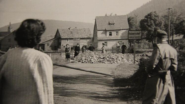 Die Straße bei Heinersdorf wurde aufgerissen. Ein Durchbrechen mit einem Fahrzeug war nicht mehr möglich.  Foto: Archiv Heinlein