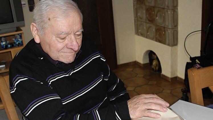 Kirchenpfleger Josef Lang aus Frickendorf wirft einen Blick in die Chronik, welches seine Frau Barbara pflegt. Viele Erinnerungen auf fünf Jahrzehnte werden wach.  Fotos: Helmut Will