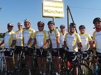 Die Oerlenbacher Euro-Biker am Ziel (von links): Roland Borst, Klaus Neumann, Hubert Schott, Alois Karch, Joachim Bauer, Rudi Werner, Hans-Werner Ruß, Wolfgang Hochrein und Rainer Sauer. Fotos: Stefan Geiger
