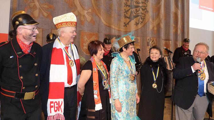 MdL Kaus Adelt (rechts) mit seinen Landtagskolleginnen und - kollegen weiter nach links Helga Schmitt-Bussinger, Inge Aures, Diana Stachowitz und Reinhold Strobl sowie Kommandant Robert Neugirg von der "Altneihauser Feierwehrkapell'n. Fotos: Werner Rei&szlig;aus