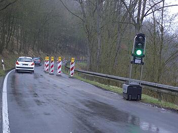 Staatssekretär Gerhard Eck will dafür sorgen, dass die Staatsstraße zwischen Euerdorf und Aura (Foto), die seit Jahren mehr und mehr abrutscht , noch heuer instandgesetzt wird. Foto: Winfried Ehling