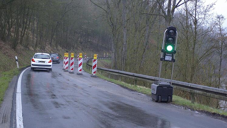Staatssekretär Gerhard Eck will dafür sorgen, dass die Staatsstraße zwischen Euerdorf und Aura (Foto), die seit Jahren mehr und mehr abrutscht , noch heuer instandgesetzt wird. Foto: Winfried Ehling