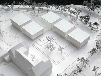 In diesem Modell ist der Neubau des Berufsbildungszentrums zu erkennen. Unten befindet sich das bestehende Seminargebäude, ein zentraler Campus verbindet alle Einrichtungen. Foto: Gunther Benkert