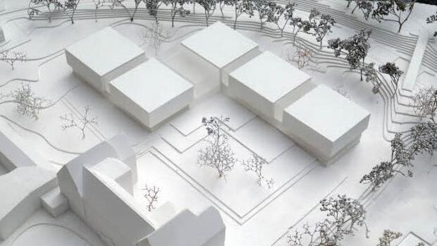 In diesem Modell ist der Neubau des Berufsbildungszentrums zu erkennen. Unten befindet sich das bestehende Seminargebäude, ein zentraler Campus verbindet alle Einrichtungen. Foto: Gunther Benkert