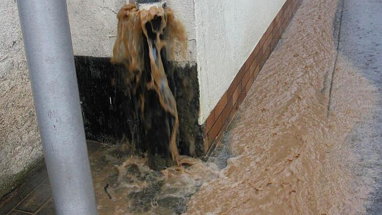 Wasser schießt aus den Fallrohren der Dachrinne. Foto: Arnold Nöth