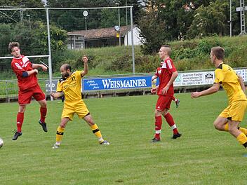 Der SV Gifting (gelbes Trikot) spielt seit drei Jahren, der TSV Gundelsdorf (rot) seit fünf Jahren wieder in der Kreisklasse Kronach. In der "ewigen Tabelle" belegten beide Vereine nach Abschluss der Saison 2015/16 die Plätze 14 beziehungsweise 31. Foto: Archiv/Herbert Kalb