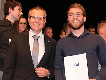 Traumnote 1,0: Aus der Hand von IHK-Hauptgeschäftsführer Siegmar Schnabel (links) erhielt Alexander Thorwirth, frischgebackener Fachinformatiker mit Fachrichtung Systemintegration, am Montag im Kongresshaus Rosengarten sein Abschlusszeugnis. Foto: Bettina Knauth