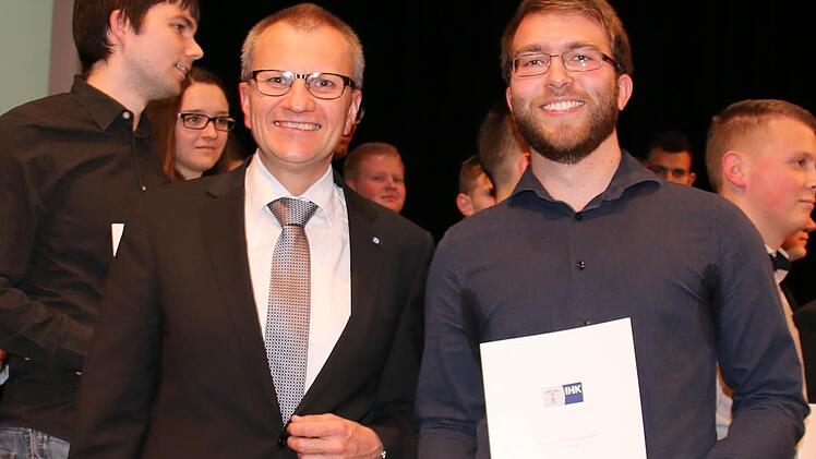 Traumnote 1,0: Aus der Hand von IHK-Hauptgeschäftsführer Siegmar Schnabel (links) erhielt Alexander Thorwirth, frischgebackener Fachinformatiker mit Fachrichtung Systemintegration, am Montag im Kongresshaus Rosengarten sein Abschlusszeugnis. Foto: Bettina Knauth