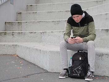 Schnappschuss nach Schulschluss: Lukas Gunkel besucht das Schulzentrum in Römershag. Foto: Ulrike Müller