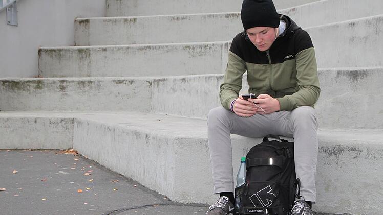 Schnappschuss nach Schulschluss: Lukas Gunkel besucht das Schulzentrum in Römershag. Foto: Ulrike Müller