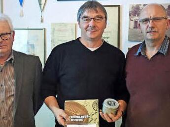 Dem Burgpreppacher Willi Arnold (Mitte), der die Sonderehrung von BFV und DFB erhielt, gratulierten der Kreis-Ehrenamtsbeauftragte Edgar Hedrich (links) sowie der Kreis-Vorsitzende Gottfried Bindrim (rechts).  Foto: dg