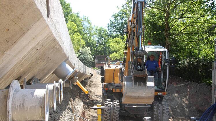 Die Versorgungsleitungen zum Becken werden erneuert. Foto: Benedikt Borst