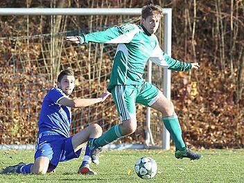 Der Kapitän Wernsdorfer Marcel Haas (links) kommt zu spät, der Giecher Dominik Stretz hat sich den Ball geschnappt. Fotos: sportpress