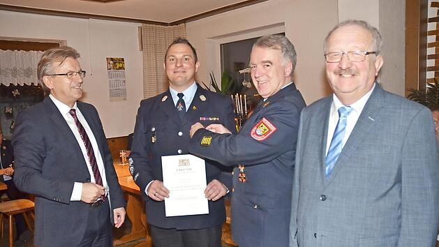 Das staatliche Ehrenzeichen für 25-jährige Dienstzeit bei der Feuerwehr wurde Kommandant Johannes Beetz (Zweiter von links) verliehen. Mit im Bild von links Bürgermeister Rainer Detsch, KBR Joachim Ranzenberger und Bernd Steger (weiterer Stellvertreter des Landrats). Foto: K.- H. Hofmann