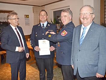 Das staatliche Ehrenzeichen für 25-jährige Dienstzeit bei der Feuerwehr wurde Kommandant Johannes Beetz (Zweiter von links) verliehen. Mit im Bild von links Bürgermeister Rainer Detsch, KBR Joachim Ranzenberger und Bernd Steger (weiterer Stellvertreter des Landrats). Foto: K.- H. Hofmann