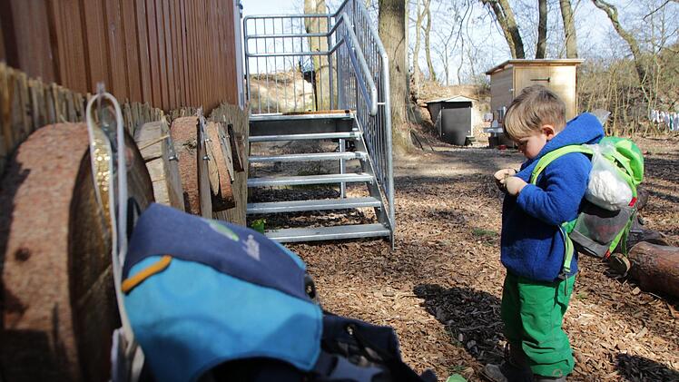 Gute Kleidung für die Kleinen ist das A und O in einem  Waldkindergarten.  Foto: Christian Bauriedel