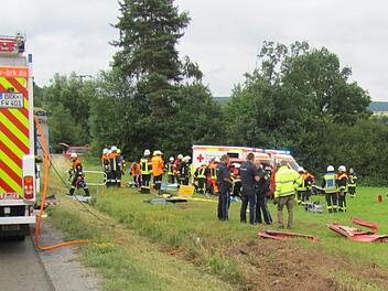 Ein schlimmer Unfall passierte am 25. Juni bei Schondra. Ein Kleinbus kam von der Straße ab. Dabei starb ein 28-jähriger Mann. Foto: Klaus Wiesler