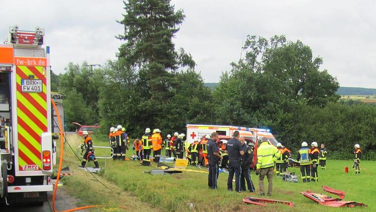 Ein schlimmer Unfall passierte am 25. Juni bei Schondra. Ein Kleinbus kam von der Straße ab. Dabei starb ein 28-jähriger Mann. Foto: Klaus Wiesler