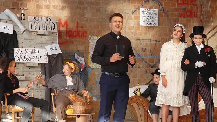 Pfarrer Kimball (Georg Hiernickel) traut Mackie Messer (Kornelia Neuner) mit Polly Peachum (Lena Will).