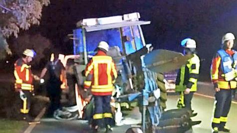 Hinten links prallte das Auto in den Traktor.  Fotos: Feuerwehr