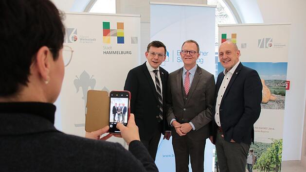 Erinnerungsfoto mit (von links) dem Hammelburger Bürgermeister Armin Warmuth, Geschäftsführer Bernd Buckenhofer und dem Karlstädter Bürgermeister und Bezirksvorsitzenden Dr. Paul Kruck.  Foto: Ralf Ruppert