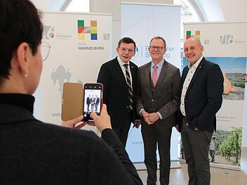 Erinnerungsfoto mit (von links) dem Hammelburger Bürgermeister Armin Warmuth, Geschäftsführer Bernd Buckenhofer und dem Karlstädter Bürgermeister und Bezirksvorsitzenden Dr. Paul Kruck.  Foto: Ralf Ruppert
