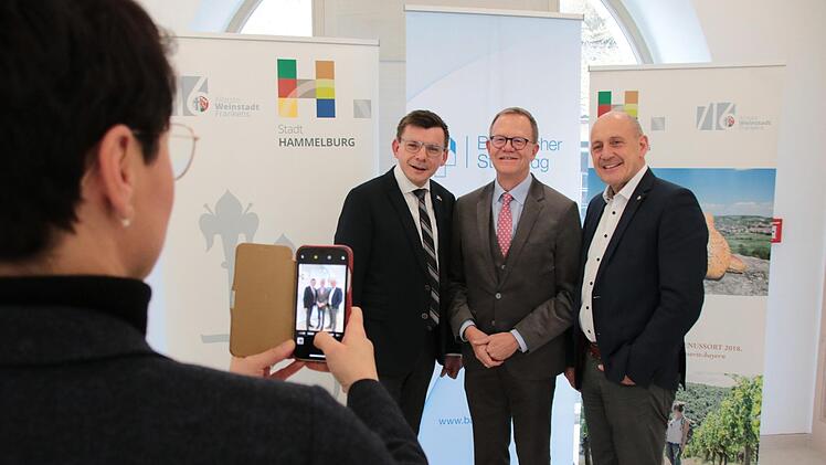 Erinnerungsfoto mit (von links) dem Hammelburger Bürgermeister Armin Warmuth, Geschäftsführer Bernd Buckenhofer und dem Karlstädter Bürgermeister und Bezirksvorsitzenden Dr. Paul Kruck.  Foto: Ralf Ruppert