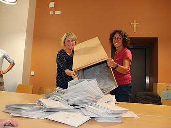 Silke Polz und Daniela Hofbauer  zählten bei der Landtagswahl 2018 in Hammelburg aus. Foto: Ralf Ruppert