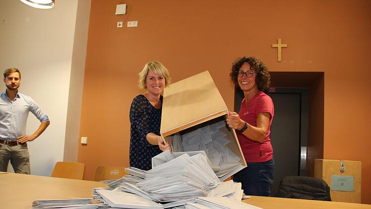 Silke Polz und Daniela Hofbauer  zählten bei der Landtagswahl 2018 in Hammelburg aus. Foto: Ralf Ruppert