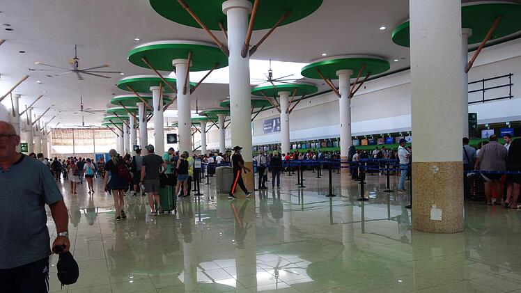 Dank Recherche per Laptop und Flexibilität ist es Jochen und Angela Schirmer gelungen, in letzter Minute über den Flughafen Punta Cana auszureisen.  Foto: privat