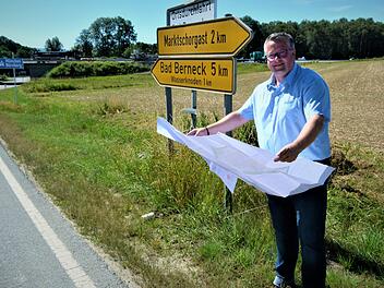 Bürgermeister Marc Benker am künftigen Gewerbegebiet Marktschorgast  Werner Reißaus
