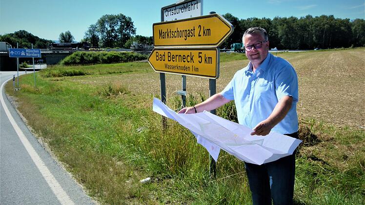 Bürgermeister Marc Benker am künftigen Gewerbegebiet Marktschorgast  Werner Reißaus