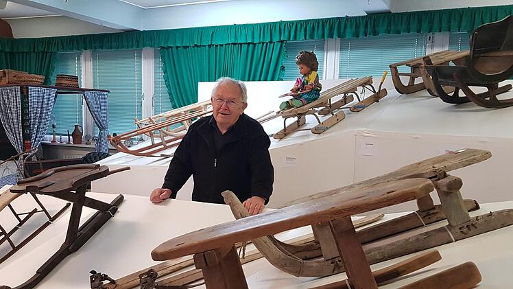 Museumsleiter Ingo Hafenecker ist begeistert von der Winterlandschaft, die seine Mitarbeiter mitten ins Museum gesetzt haben. "Ich hab immer Glück gehabt mit meinen Leuten", strahlt der Senior, der dem Bürgerverein inzwischen mehr als 40 Jahre lang vorsteht. Foto: Eckehard Kiesewetter