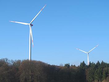 Die zwei Nüdlinger Windräder auf dem Lerchenberg Foto: Manfred Schäfer