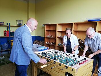 Stadt und Augustinerorden sind künftig Teamplayer, wenn es um den Kinderhort geht. Bei diesem Match sehen sich alle Beteiligten als Gewinner (von links: Bürgermeister Michael Kastl, Hortleiterin Stefanie Vogel und P. Markus Reis vom Augustinerkonvent St. Josef). Foto: Heike Beudert