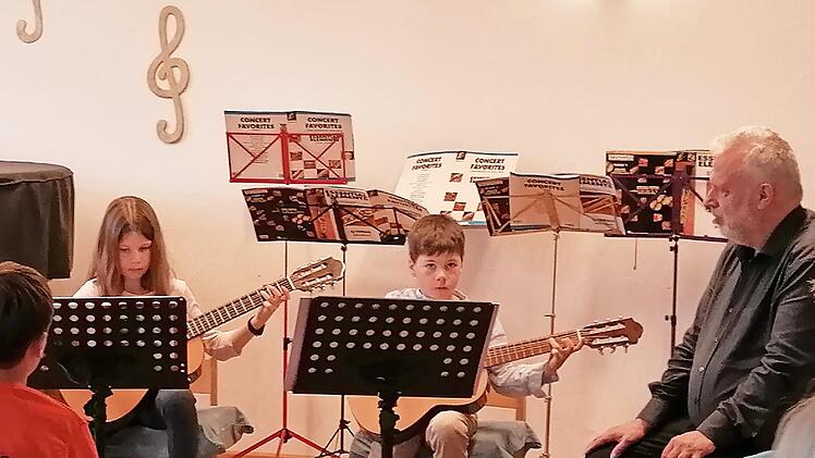 Die Geschwister Johanna und Fabian König zeigten zusammen mit ihrem Gitarrenlehrer Thomas Lipport ihr Können.