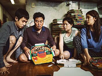 Die arbeitslose Familie Kim (von links: Choi Woo-shik, Song Kang-ho, Jang Hye-jin, Park So-dam) kommt gerade so &uuml;ber die Runden.