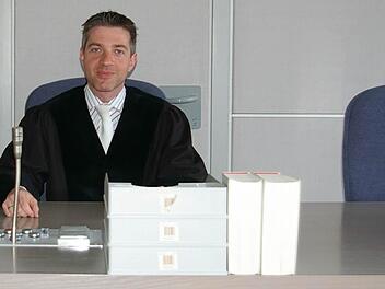 Noch sind die zwei Plätze neben Amtsrichter Marc Betz frei. Es werden wieder Schöffen gesucht. Foto: Tom Müller