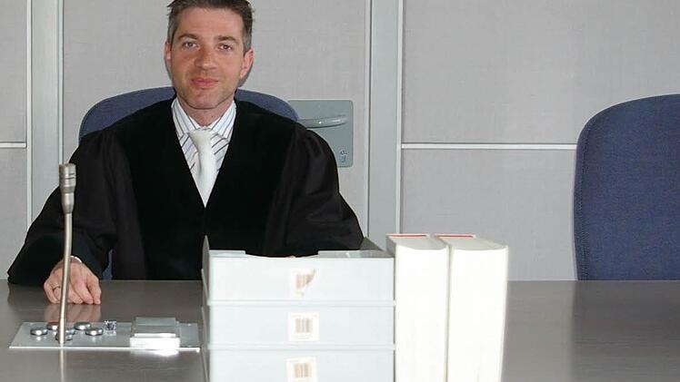 Noch sind die zwei Plätze neben Amtsrichter Marc Betz frei. Es werden wieder Schöffen gesucht. Foto: Tom Müller
