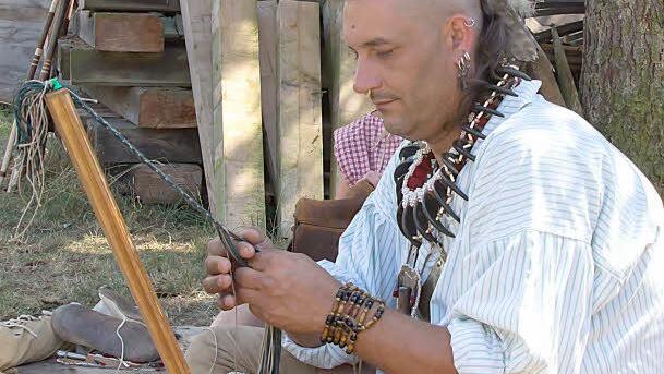Hier demonstriert ein "Indianer", wie er sich seine Gürtel selbst herstellt. Foto: AlbertHöchstädter